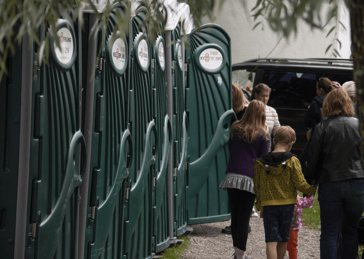 Peldikuhankest paiskab lehka: linna välikäimlad viidi JOKK-skeemiga endisele Pere parteikaaslasele