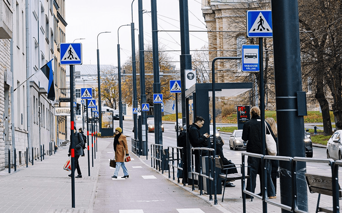 Kaarli puiestee “liikluslinnak”: kuidas Tallinna linnavõim kilplaste kombel liiklusmärke paigaldas ja siis eemaldas